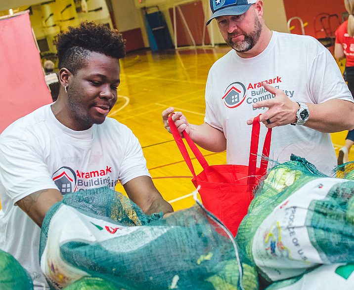 Aramark volunteers food bank